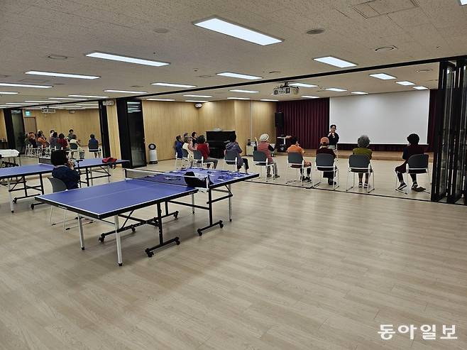 서울 종로구 평창동 ‘KB평창카운티’ 지하 운동공간에서 입주민들이 ‘뇌튼튼! 몸튼튼!’ 프로그램에 참여하고 있다. 이호 기자 number2@donga.com