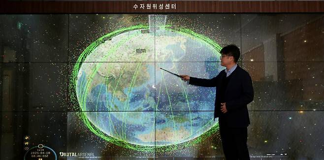 10일 최성화 수자원위성센터 책임위원이 대전 유성구 수자원위성센터에서 위성 모니터링 상황실을 소개하고 있다. 화면에는 지구 주위의 위성 1만4700여 기가 궤도를 그리고 있다. 한국수자원공사 제공