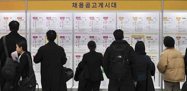 19일 서울 서초구 aT센터에서 열린 대한민국채용박람회에서 구직자들이 채용공고 게시판을 보고 있다. 서울=뉴시스