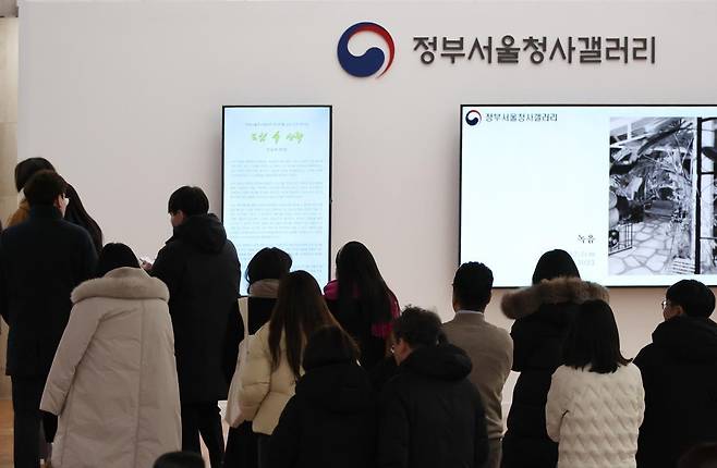 올해 국가공무원 9급 공채 선발시험 응시 원서를 접수한 결과 선발 예정 인원 4330명에 총 10만5111명이 지원해 평균 경쟁률 24.3대 1을 보이며 9년만에 반등했다. 정부는 저연차 공무원들의 공직 이탈 가속화를 막기 위해 8년 만에 공무원 보수를 최대치(3%)로 인상하는 등 대대적인 처우 개선에 나서고 있다. 사진은 10일 서울 종로구 정부서울청사에서 공무원들이 점심 식사를 위해 청사를 나서고 있는 모습.. 뉴시스