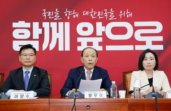 황우여 국민의힘 선거관리위원장이 22일 오후 서울 여의도 국회에서 대통령 후보자 선출 2차 경선 진출자 김문수, 안철수, 한동훈, 홍준표 후보를 발표하고 있다. 뉴스1