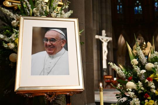 22일(현지시간) 호주 멜버른 세인트 패트릭 대성당에 프란치스코 교황의 사진이 걸려 있다. [EPA=연합뉴스]