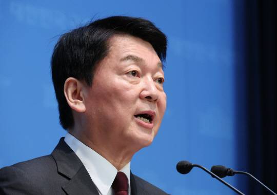 안철수 국민의힘 대선 경선 후보가 지난 20일 국회에서 현안관련 기자회견을 하고 있다. [연합뉴스]