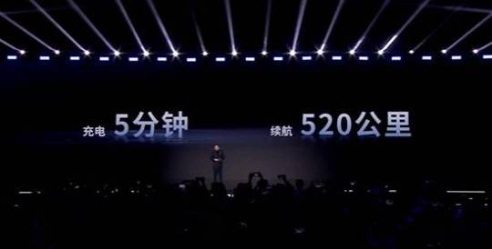 22일 상하이에서 열린 '테크 데이' 행사에서 중국 CATL이 '선싱'(神行) 2세대 배터리를 공개하고 있다. CATL 유튜브 캡처