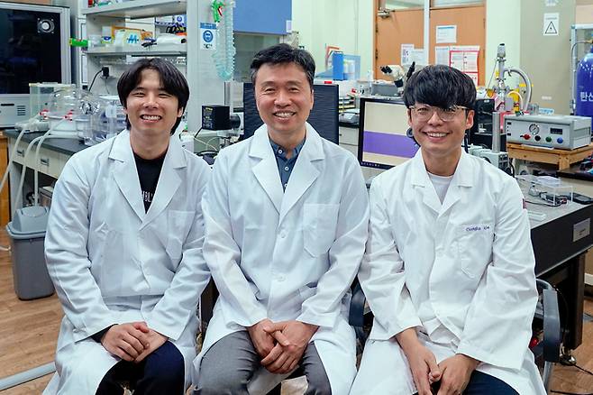 이영민 기계로봇공학과 박사과정생, 설재훈 교수, 김창호 석박사통합과정생(왼쪽부터).