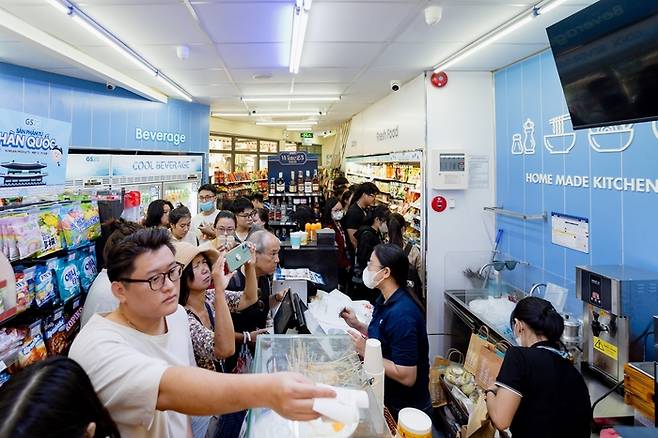 베트남 현지 고객들이 하노이에 오픈한 GS25를 이용하고 있다.