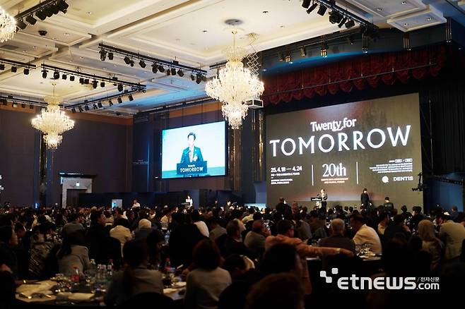 덴티스는 지난 21일 전 세계 35개국 1000여명의 덴탈·메디컬 분야 글로벌 고객이 참석한 가운데 미래 비전과 성장 전략을 공유하는 '덴티스 글로벌 포럼' 을 개최했다.