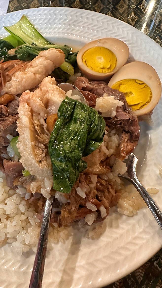 IMG_0676.jpeg 족발덮밥 & 쏨땀