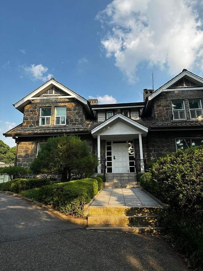 a14a00aa010ab34a8eff5a61eb5ddaf862551a17d49d0c34995de22cb3549084c2f17537de9a 연세대에 존재하는 고즈넉한 서양식 사택