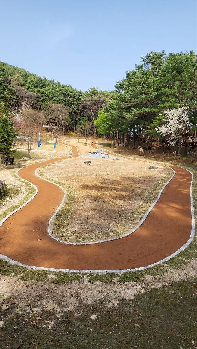 홍천군 북방면 무궁화테마파크 내에 조성된 황톳길. 홍천군 제공