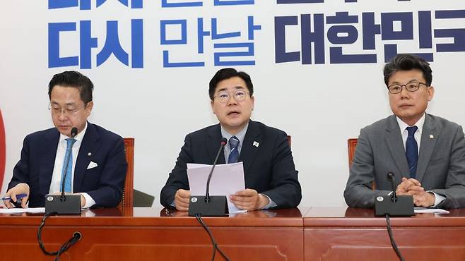 더불어민주당 박찬대 대표 직무대행이 22일 국회에서 열린 원내대책회의에서 발언하고 있다. 사진=서동일 기자