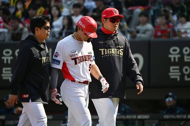 광주-기아챔피언스필드에서 열린 2025 신한 쏠뱅크 KBO 리그 개막전 NC다이노스 대 KIA타이거즈의 경기, 3회 말 1사 주자 없음 상황에서 안타를 친 KIA 김도영이 왼쪽 다리 통증을 호소하며 덕아웃으로 돌아오고 있다. 뉴시스