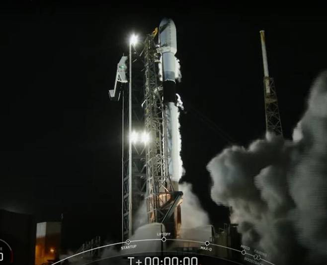 미국 플로리다주 케이프 커너베럴 우주군기지에서 21일(현지시간) 대한민국 정찰위성 4호기가 실린 스페이스X사의 팰컨-9 발사체가 발사되고 있다. 스페이스X 제공