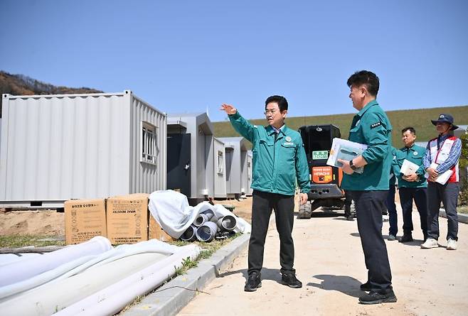 이철우 경북지사가 경북 산불 이재민 임시주택 건설현장을 방문해 업무를 지시하고 있다. 뉴스1