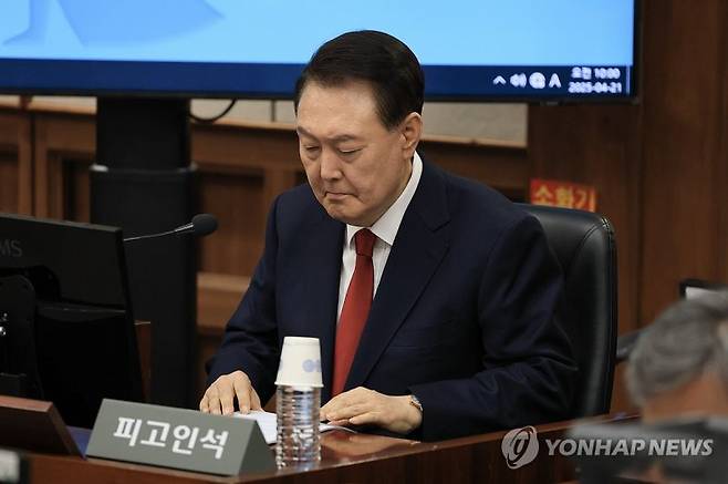 12·3 비상계엄을 선포해 내란 우두머리 혐의로 재판에 넘겨진 윤석열 전 대통령이 21일 오전 서울 서초구 서울중앙지법 417호 법정의 피고인석에 앉아 있다.사진공동취재단 /사진=연합뉴스)