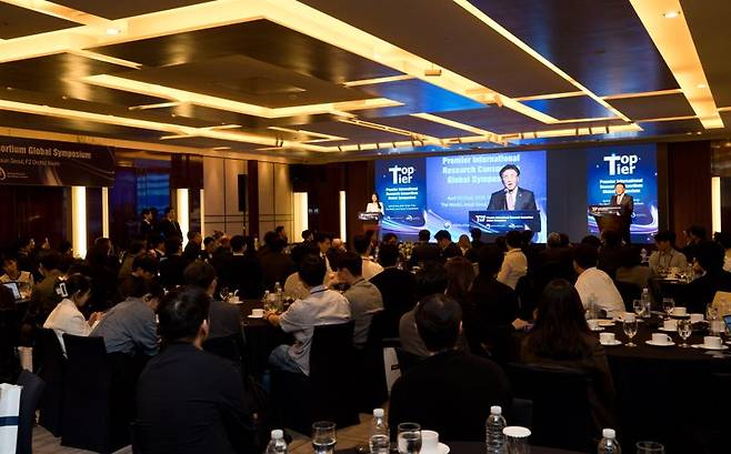 22일 서울 중구 웨스틴조선호텔에서 열린 ‘탑-티어(Top-tier) 연구기관 간 협력 플랫폼 구축 및 공동연구 지원’ 글로벌 심포지엄에서 유상임 과학기술정보통신부 장관이 환영사를 하고 있다. 과학기술정보통신부 제공