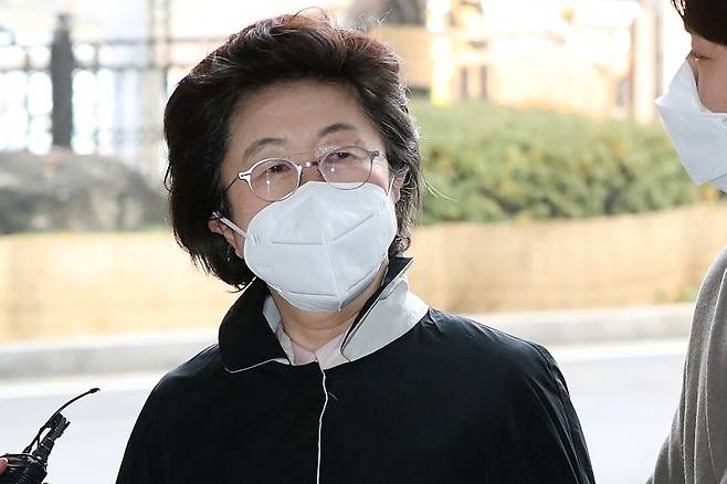 지난 2020년 11월 오전 이은재 전 자유한국당 의원이 서울 양천구 서울남부지방법원에서 열린 공판에 출석하고 있다. 뉴스1