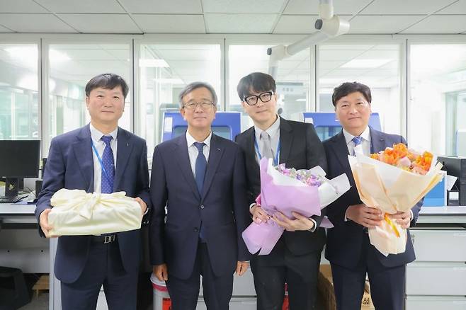 정기환 한국마사회 회장(왼쪽 두번째)이 지난 20일 경기 과천시 본사에서 진행된 '칭찬주인공 간담회'에서 칭찬 주인공인 정한상 차장(왼쪽 첫번째), 최대하 과장(왼쪽 세번째), 강신욱 부장과 기념촬영을 하고 있다. 한국마사회 제공