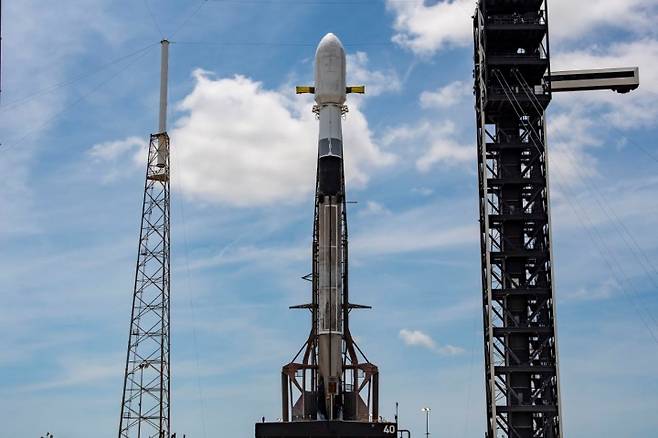 미 케이프 커내버럴 우주군 기지 발사대에 기립 중인 군 정찰위성 4호기 발사체 모습. 2025.4.22. (사진=국방부)