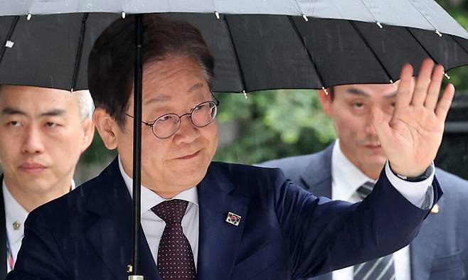 이재명 더불어민주당 대선 경선 후보가 22일 오전 서울 서초구 서울중앙지법에서 열린 ‘대장동 배임·성남FC 뇌물’ 1심 속행 공판에 출석하고 있다. 김영원 기자 forever@hani.co.kr