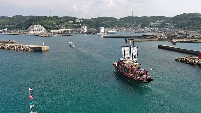 지난해 8월 조선통신사선 재현선이 현해탄을 지나 이키섬 이키시 카츠모토항에 입항하는 광경. 국립해양유산연구소 제공