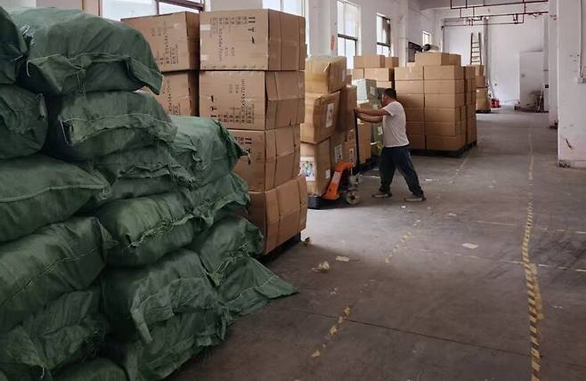 중국 저장성 이우시에서 미국에 중국산 미용용품을 수출하는 김아무개씨는 4월부터 미국 주문이 끊겨 공장에 원자재를 쌓아두고 있다고 말했다. 김아무개씨 제공