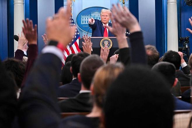 도널드 트럼프 미국 대통령이 지난 1월 백악관에서 기자들과 질의 응답을 갖고 있다. AFP 연합뉴스