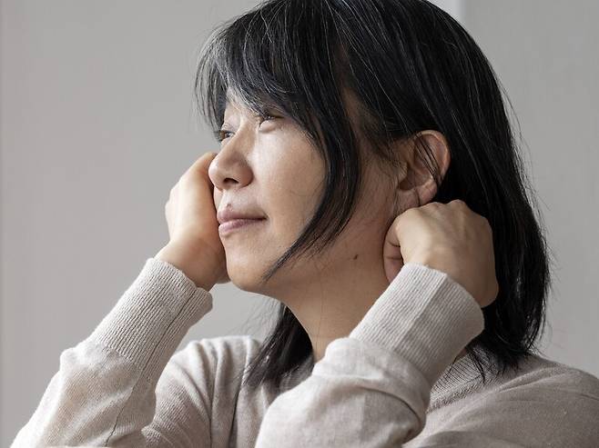 2024년 노벨 문학상 수상 이후 첫 책으로 산문집 ‘빛과 실’을 펴낸 한강 작가. ⓒ전명은, 문학과지성사 제공