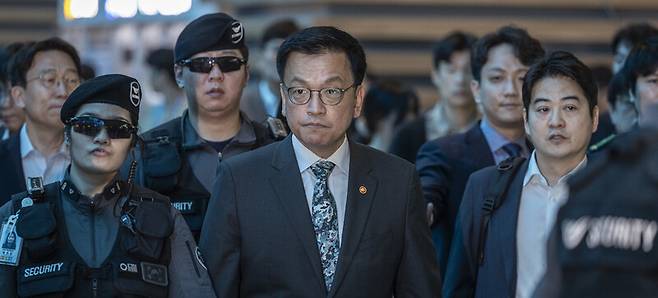 최상목 부총리 겸 기획재정부 장관이 미국 워싱턴디시(D.C.)에서 열리는 ’한미 2+2 통상 협의’에 참석차 22일 인천공항을 통해 출국하고 있다. 연합뉴스