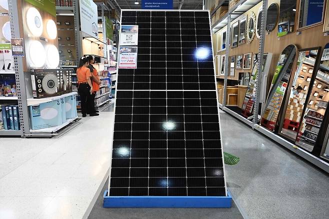 22일 타이 방콕의 한 상점에 전시된 태양광 패널의 모습. AFP 연합뉴스