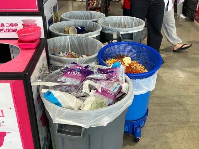 20일 서울 송파구 잠실야구장 2층에 비치된 쓰레기통에 비닐, 음식물 쓰레기 등이 가득 찼다. 권정현 기자