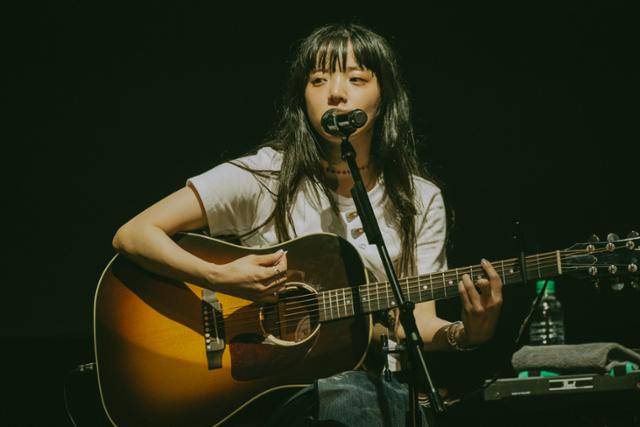 일본 여성 싱어송라이터 아이묭이 19일 경기 고양 킨텍스에서 첫 내한공연을 하고 있다. 엠피엠지 제공