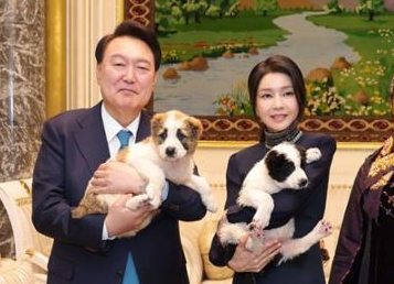 지난해 6월 투르크메니스탄을 국빈방문한 윤석열 전 대통령과 김건희 여사가 강아지 두 마리를 선물받고 기념촬영을 하고 있다. 대통령실 제공