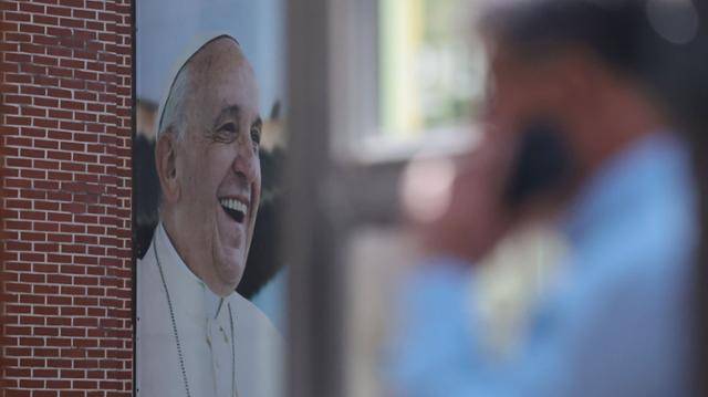 프란치스코 교황이 88세로 선종한 21일 서울 중구 명동대성당 내 영성센터 건물 외벽에 프란치스코 교황의 사진이 걸려 있다. 연합뉴스