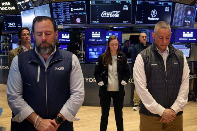 프란치스코 교황이 선종한 21일 미국 뉴욕증권거래소(NYSE)에서 트레이더들이 교황을 추모하는 묵념을 하고 있다. 뉴욕=로이터 연합뉴스