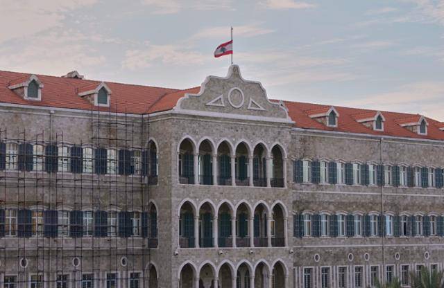 프란치스코 교황이 선종한 21일 레바논 베이루트 정부 궁전 위에 조기가 게양되어 있다. 베이루트=AP 뉴시스