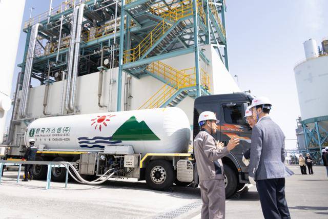 김완섭 환경부 장관이 지난달 14일 전북 군산시 에스지씨에너지를 방문하여 탄소 포집·활용 설비를 살펴보고 온실가스 감축 선도기업에 대한 지원확대 방안을 논의하고 있다. 환경부 제공