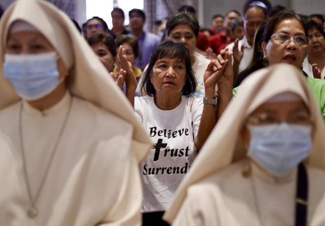 필리핀 가톨릭 교인들이 22일 마닐라의 한 성당에서 열린 프란치스코 교황 추모 미사에서 그를 기리고 있다. 마닐라=EPA 연합뉴스