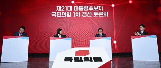 국민의힘 대선 경선 후보들이 20일 서울 강서구 ASSA아트홀에서 열린 대선 후보자 1차 경선 B조 조별 토론회를 준비하고있다. 왼쪽부터 이철우·나경원·홍준표·한동훈 후보. 국회사진기자단