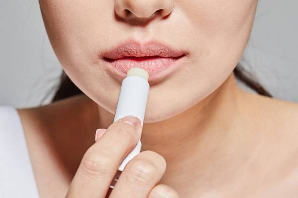 영국 한 피부과 전문의가 립밤을 고를 때 필수로 확인해야 할 성분을 소개했다./사진=게티이미지뱅크