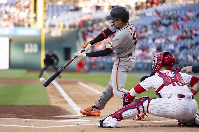 <yonhap photo-2866="">지난 18일 필라델피아전에서 타격하는 이정후. [AP=연합뉴스]</yonhap>