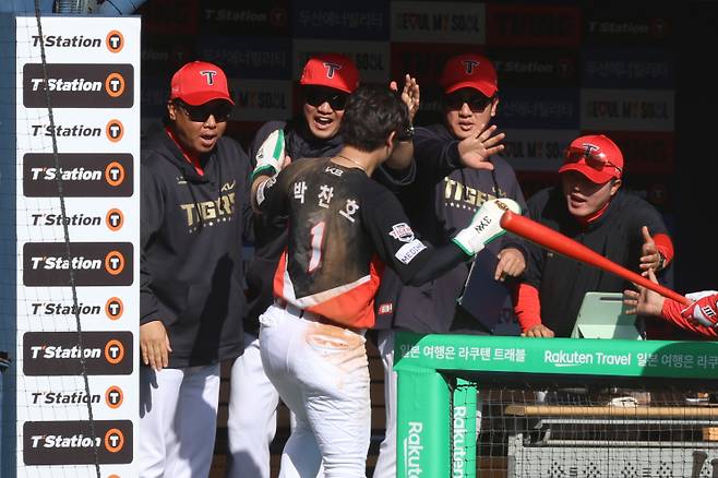 20일 잠실 두산전에서 홈을 파고든 박찬호가 더그아웃에서 축하를 받고 있다. KIA 제공