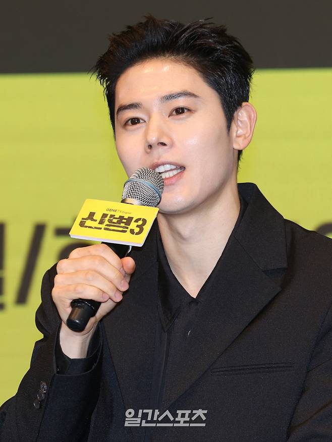 배우 김동준이 7일 오후 서울 구로구 더세인트에서 열린 지니TV 오리지널 '신병3' 제작발표회에 참석해 인사말을 하고 있다. '신병3'는 평화는 찰나였다! 예측 불허 ‘두 신병’의 폭격과 ‘그’의 귀환으로 긴장감이 감도는 신화부대. 진급을 앞둔 박민석 일병의 군 생활은 더욱 꼬여가는데... 예측 불허! 하이퍼 리얼리즘 코미디. 7일 밤 10시 공개. 서병수 기자 qudtn@edaily.co.kr /2025.04.07/