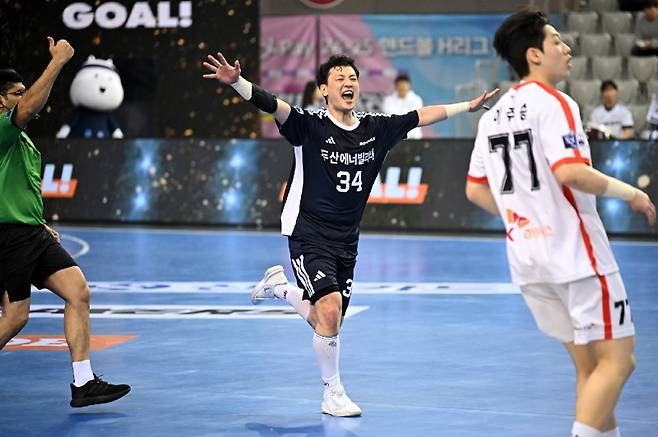 21일 서울 송파구 올림픽공원 핸드볼경기장에서 열린 2024~25 핸드볼 H리그 남자부 챔피언결정전 1차전에서 득점한 강전구. 한국핸드볼연맹 제공 