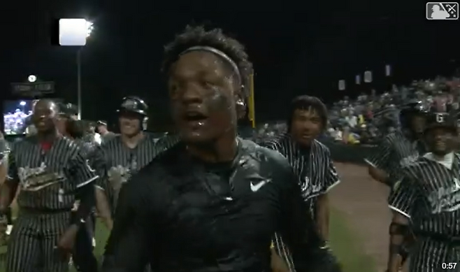 끝내기 안타를 때린 뒤 세리머니 하는 루고. MLB닷컴 캡처