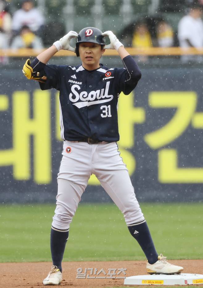 2025 KB0리그 프로야구 LG트윈스와 두산베어스의 경기가 13일 오후 서울 잠실야구장에서 열렸다. 1회초 무사 정수빈이 2루타를 치고 출루해 세리머니를 하고 있다. 잠실=김민규 기자 mgkim1@edaily.co.kr