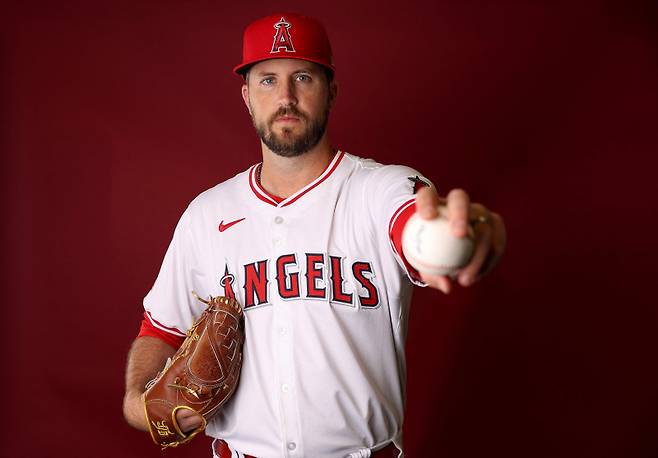 <yonhap photo-0390="">지난해 LA 에인절스 소속으로 프로필 사진을 찍은 드류 포머란츠. [AFP=연합뉴스]</yonhap>