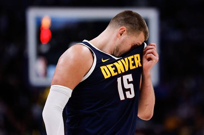 <yonhap photo-3692=""> Apr 21, 2025; Denver, Colorado, USA; Denver Nuggets center Nikola Jokic (15) in the third quarter against the Los Angeles Clippers during game two of first round for the 2025 NBA Playoffs at Ball Arena. Mandatory Credit: Isaiah J. Downing-Imagn Images/2025-04-22 14:29:55/ <저작권자 ⓒ 1980-2025 ㈜연합뉴스. 무단 전재 재배포 금지, AI 학습 및 활용 금지></yonhap>