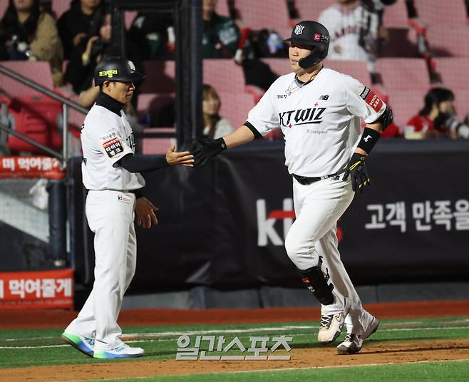 22일 오후 수원 KT위즈파크에서 열린 2025 프로야구 SSG 와 KT 경기. KT 장성우가 8회 좌월 2점 홈런을 날리고 그라운드를 돌고 있다. 수원=정시종 기자 capa@edaily.co.kr /2025.04.22.
