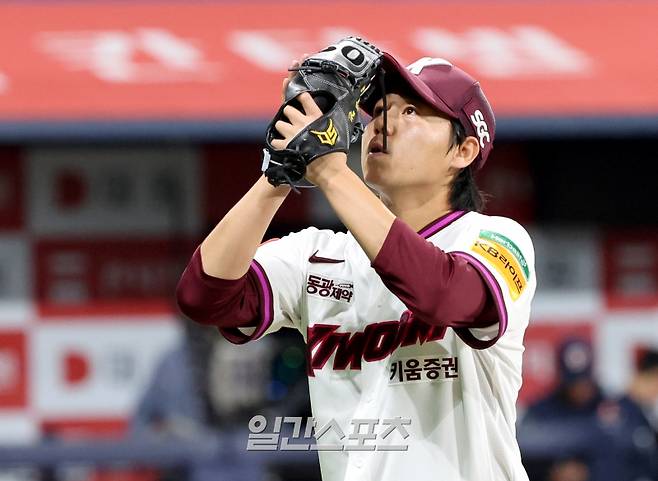 2025 KB0리그 프로야구 키움히어로즈와 두산베어스의 경기가 22일 오후 서울 고척스카이돔에서 열렸다. 6회까지 3피안타 무사사구 무실점 호투를 한 선발 하영민이 이닝을 마치고 기뻐하며 마운드를 내려가고 있다. 고척=김민규 기자 mgkim1@edaily.co.kr
